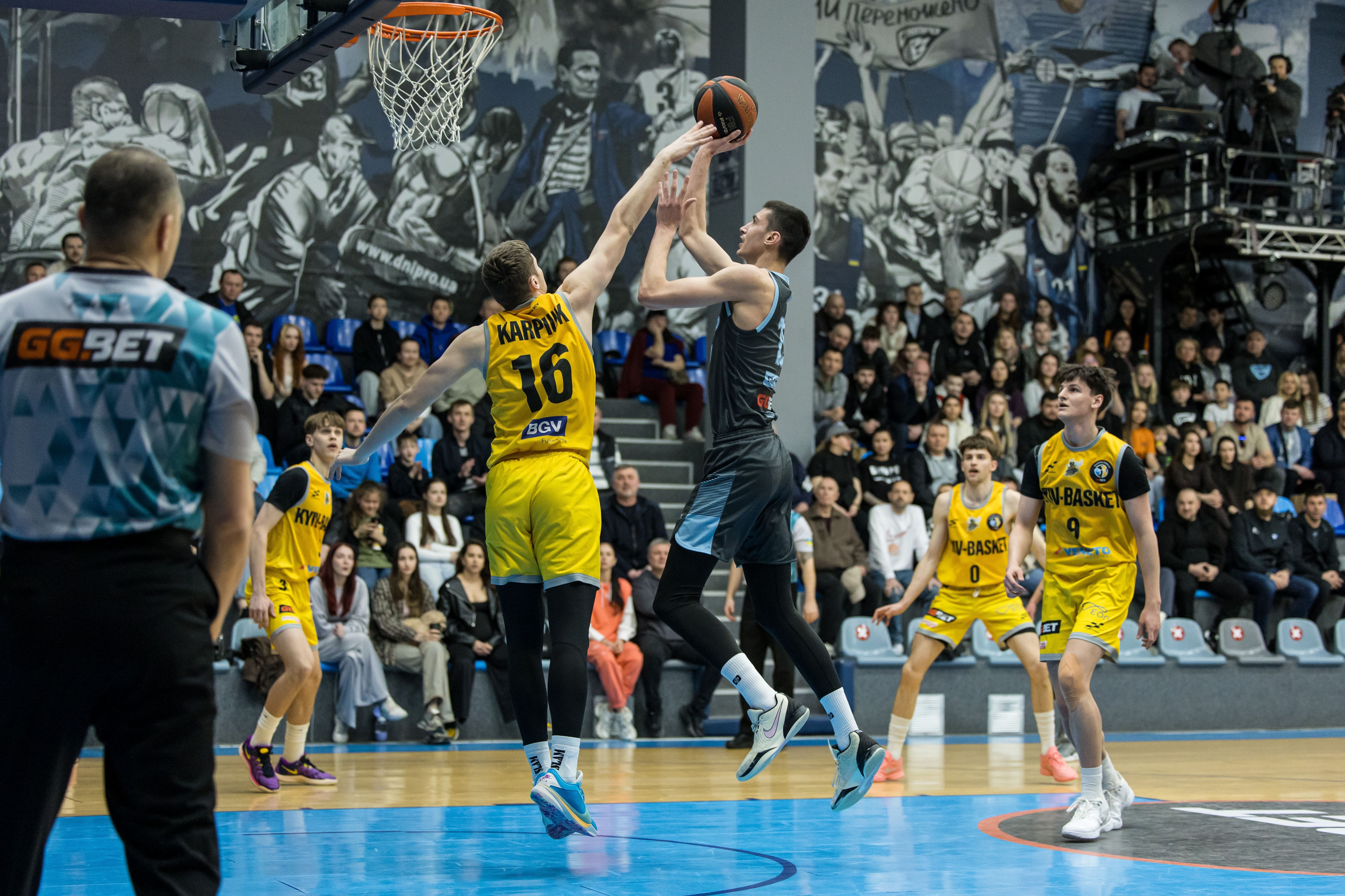 Дніпро із розгромним рахунком переміг Київ-Баскет в останньому матчі регулярного чемпіонату